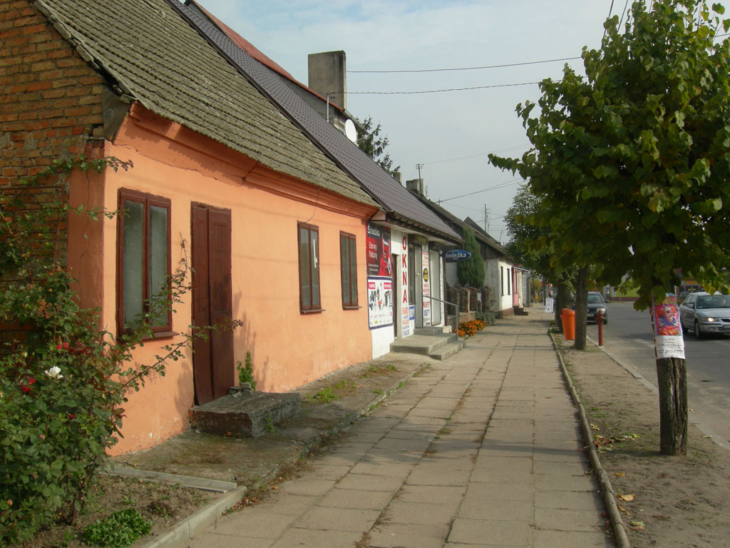 Vieilles maisons sur la place du marché de l'ancien Shtetl de Grabów