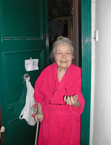 Wiera Gran à la porte de son appartement parisien 