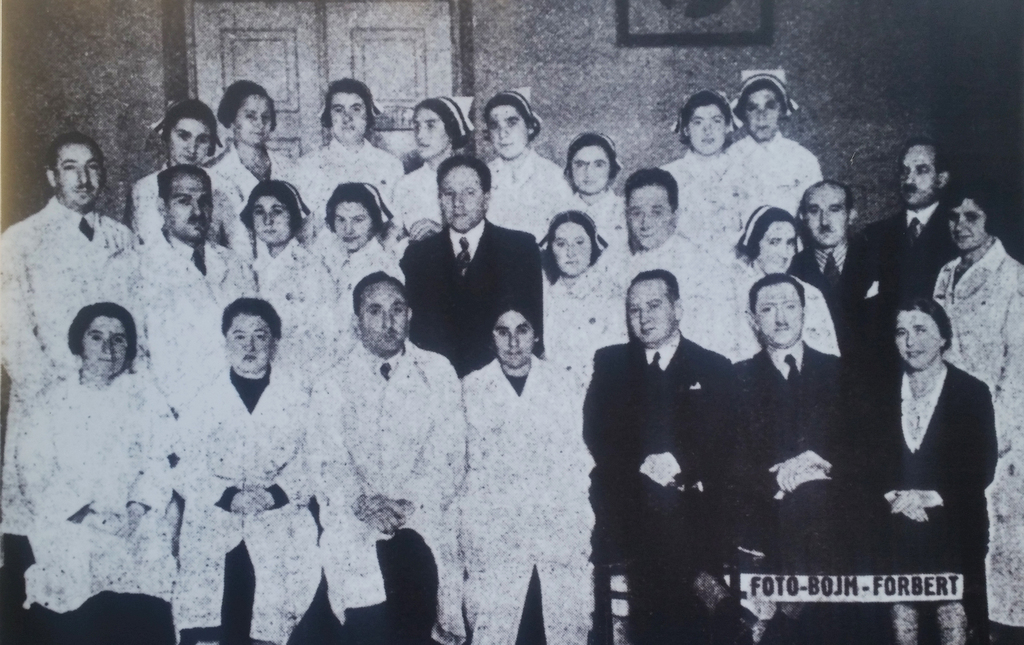 Étudiantes de l'école d'infirmières et les docteurs de l'hôpital Bersohn et Bauman en 1934. 