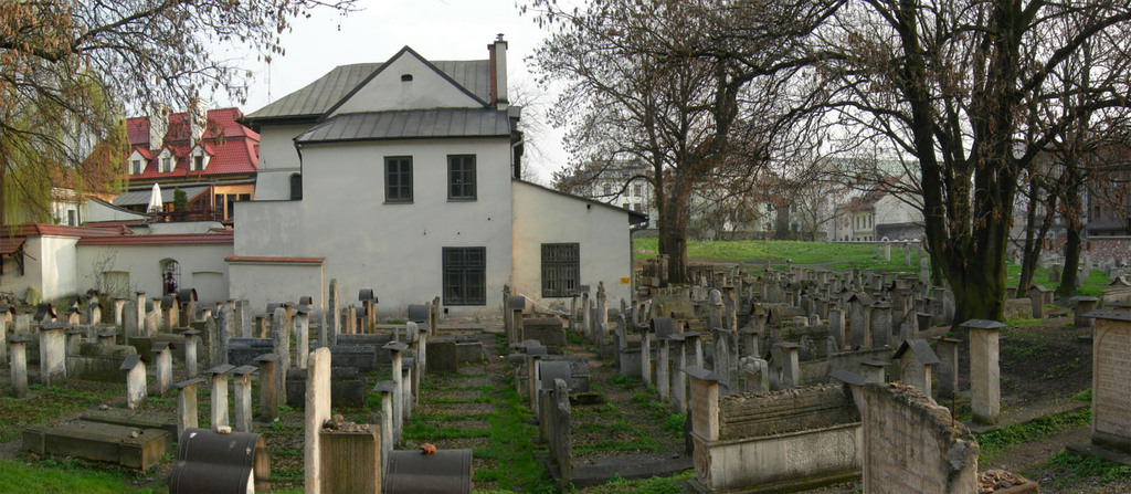 the-jewish-cemetery-remuh-in-cracow-panorama-1