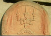 Symboles des chandelles de Shabbat et les Menorah sur les tombes des femmes