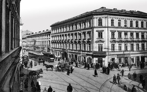 Le numéro 26 de la rue Nalewki à l'intersection avec la rue Frańciszkańska. L'immeuble sera détruit en 1939 lors des bombardements de la capitale. A gauche la direction vers la rue Gęsia et tout droit vers la place Muranowski.