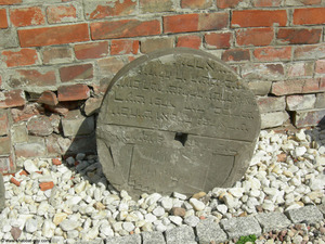 Pierre tombale utilisée comme meule. Cimetière juif de Varsovie de la rue Okopowa - © www.shabbat-goy.com