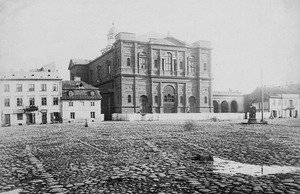 L'église de Tous les Saints après la première phase de construction. Le petit bâtiment sur la gauche est  une dépendance de l'ancien manoir Gutakowski - Cliquer pour agrandir