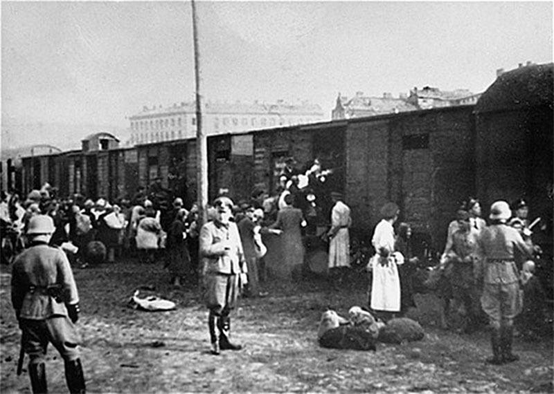 Embarquement de juifs dans la zone de déportation à Umschlagplatz