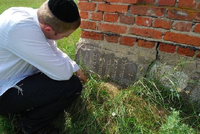 Une stèle juive utilisée comme élément de fondation dans une grange dans le village de Milejczyce