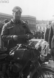 Józef Jakubowski sur la place Piłsudski à Varsovie en mai 1937 lors d'un raid motocycliste. 
