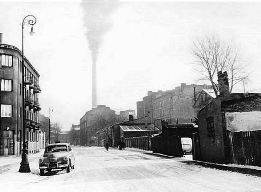 Rue Bródnowska. La synagogue est visible à droite derrière le petit bâtiment en briques au premier plan. Elle est en retrait par rapport à la rue.