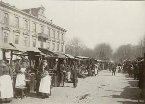 Le marché de la place Żelazna Brama en 1894.  L'entrée du jardin e Saxe en arrière plan