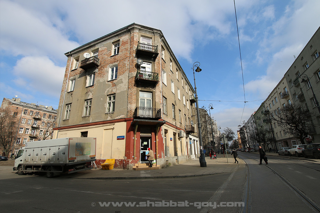 Immeuble Konopacka 10 avec la rue Konopacka à gauche et la rue Stalowa à droite