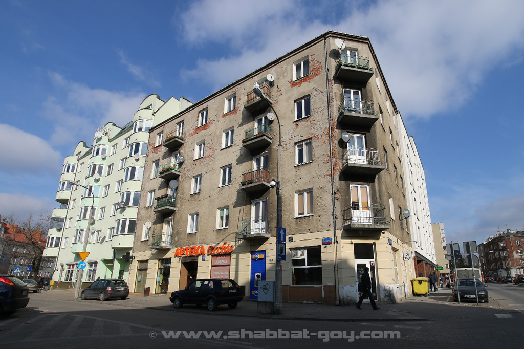 Immeuble Środkowa 30, l'ancien numéro 32 à gauche n'existe plus, c'est aujourd'hui un immeuble moderne