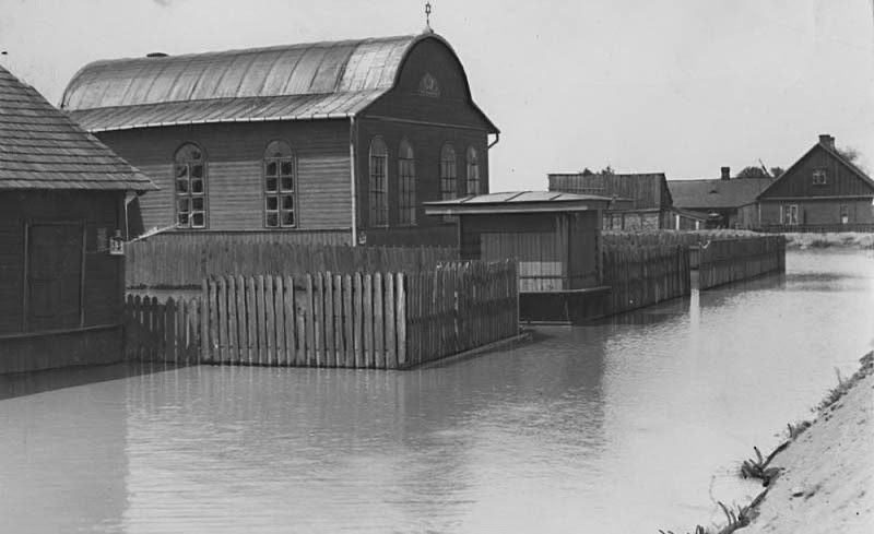 Synagogue en bois dans le quartier de Pelcowizna lors de la crue de la Vistule en 1934