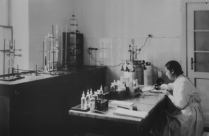 Le laboratoire d'analyse médicale en 1930