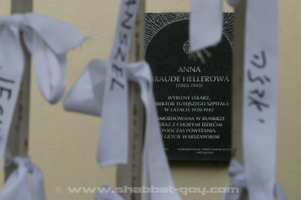 Plaque à la mémoire du docteur Anna Braude-Heller sur la façade de l'hôpital Bersohn et Bauman de Varsovie 